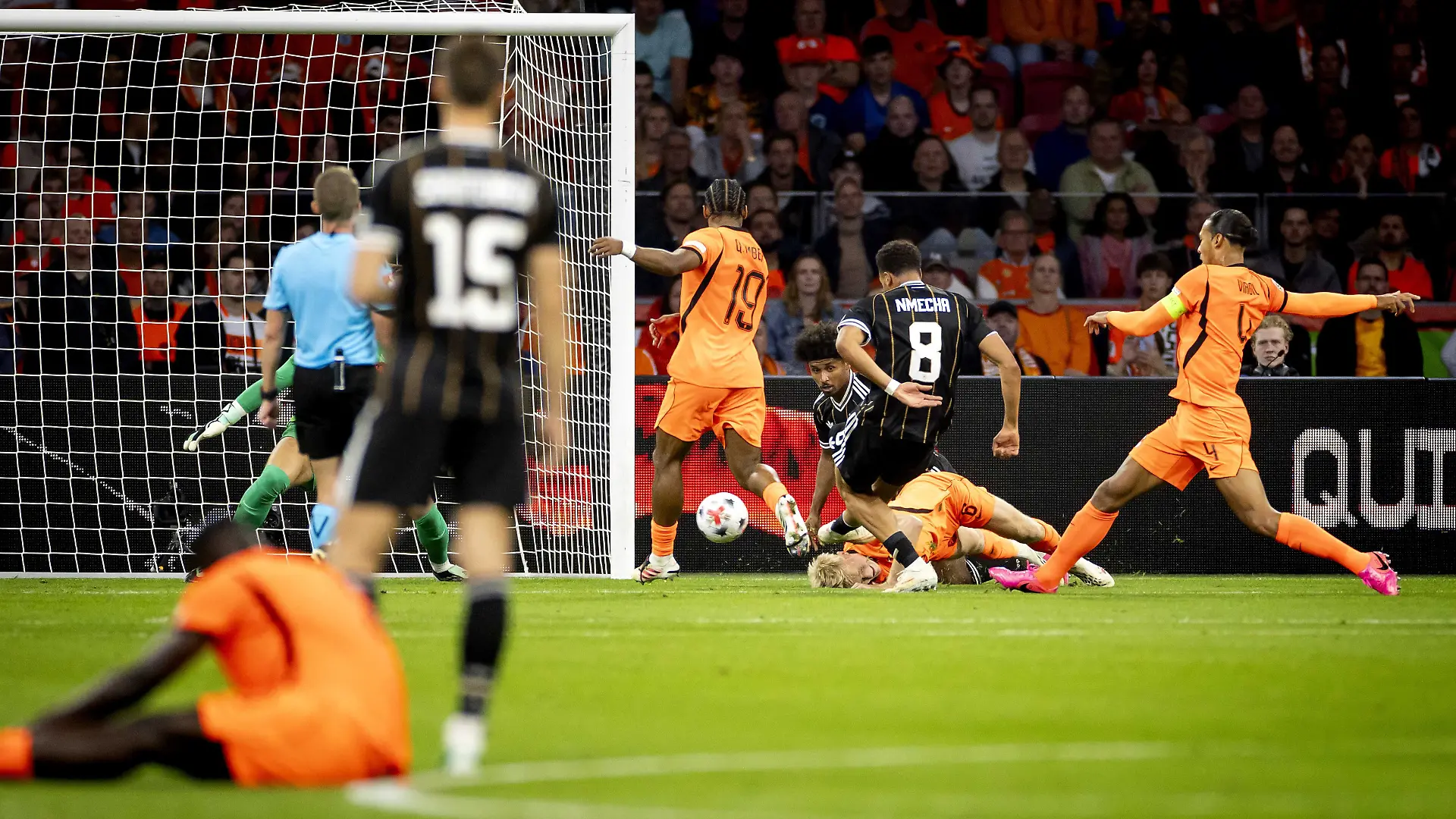 Felix Nmeche schießt das 1:0 gegen die Niederlande, während Brian Brobbey am Boden liegt.
