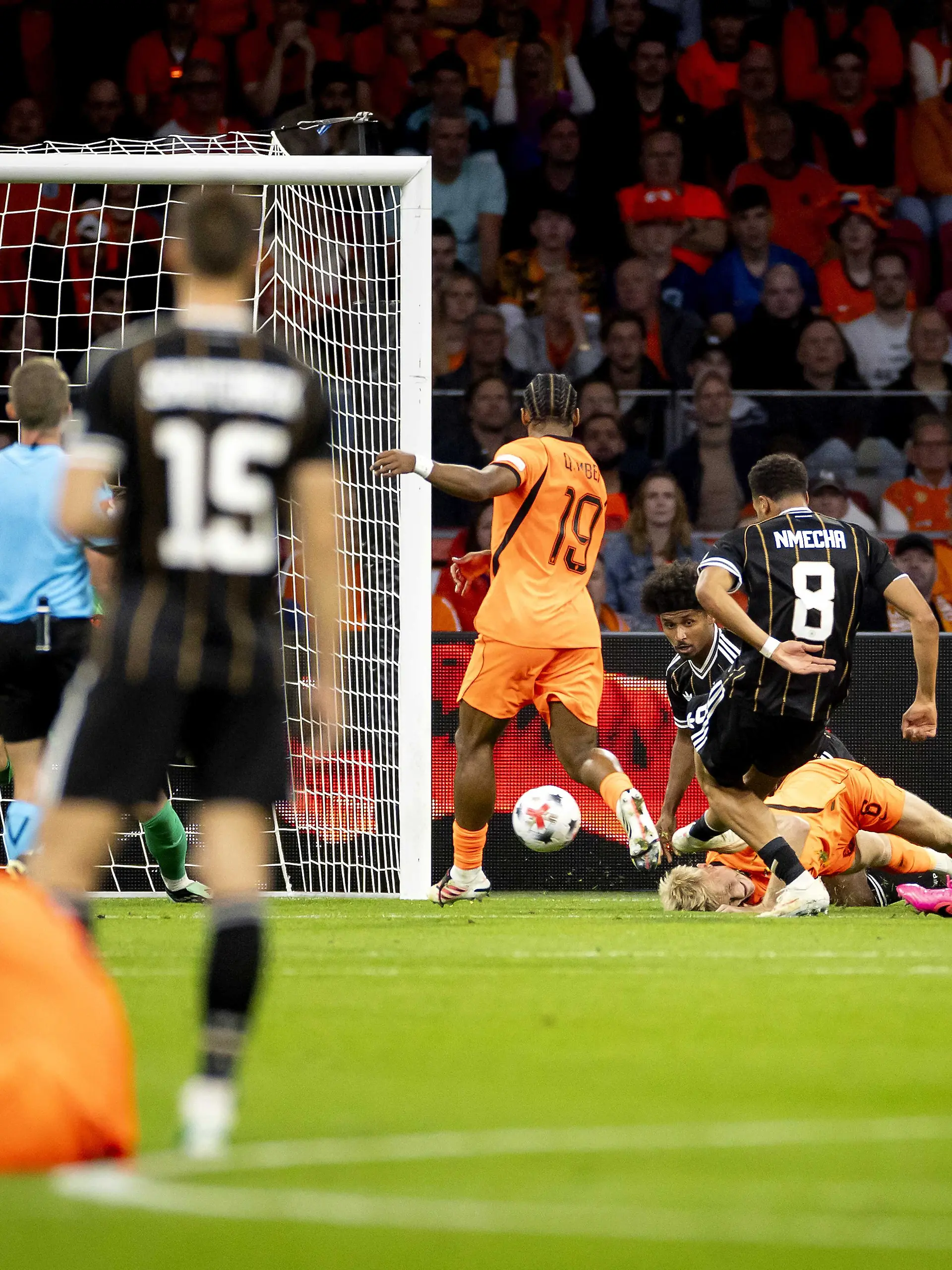Felix Nmeche schießt das 1:0 gegen die Niederlande, während Brian Brobbey am Boden liegt.