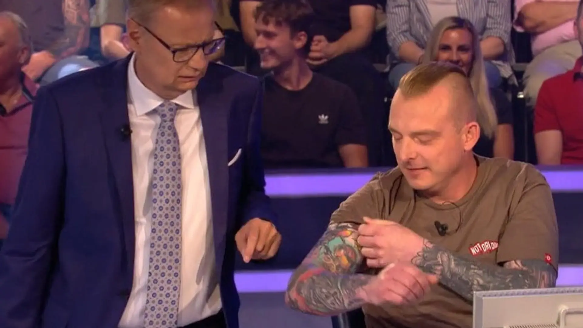 Günther Jauch sprachlos! Kandidat hat Kakerlake auf dem Arm Insekten-Alarm im WWM-Studio