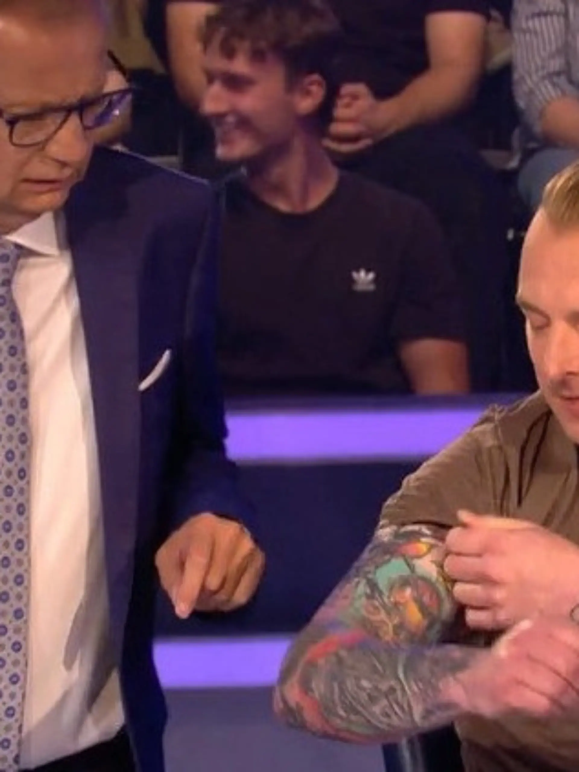 Bild zu: "Günther Jauch sprachlos! Kandidat hat Kakerlake auf dem Arm"