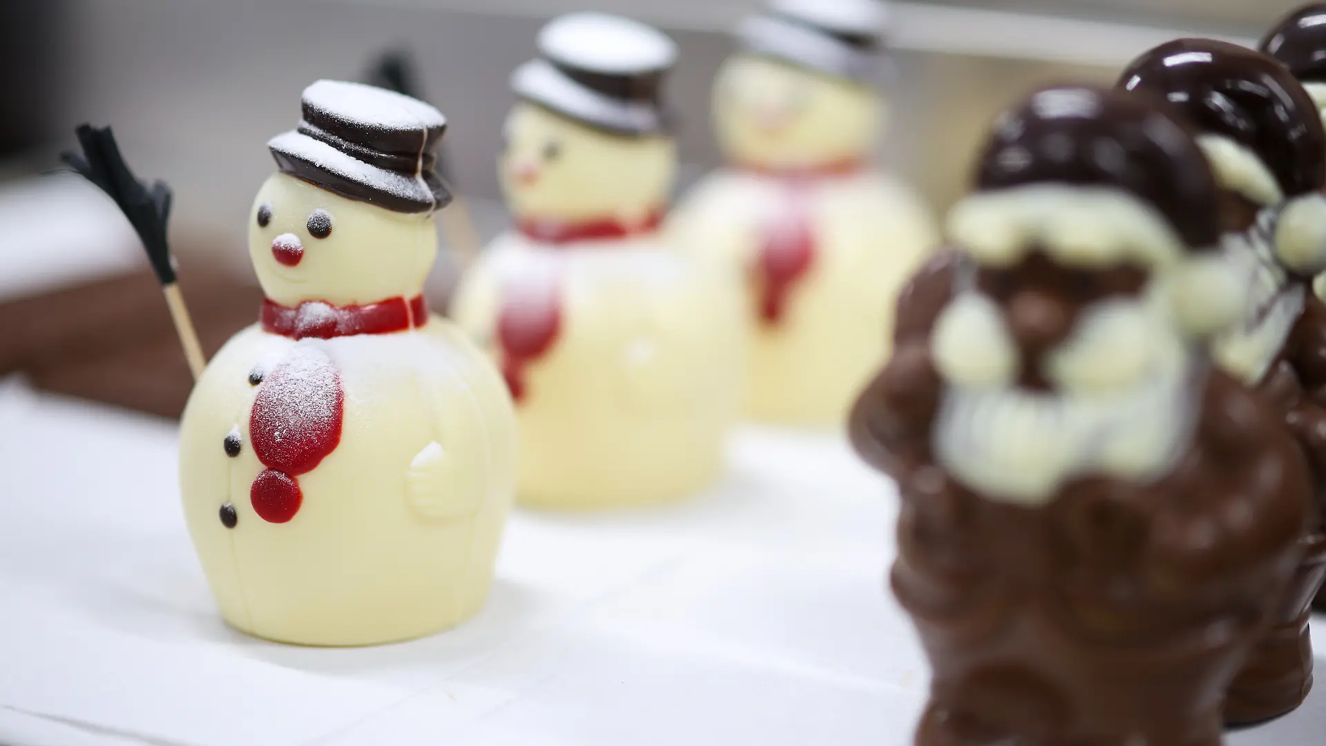 Schneemänner aus weißer Schokolade warten schon im Spätsommer auf ihren Verkauf in der Weihnachtszeit. (zu dpa: «Schoko-Produktion fürs Weihnachtsgeschäft im vollen Gang») +++ dpa-Bildfunk +++