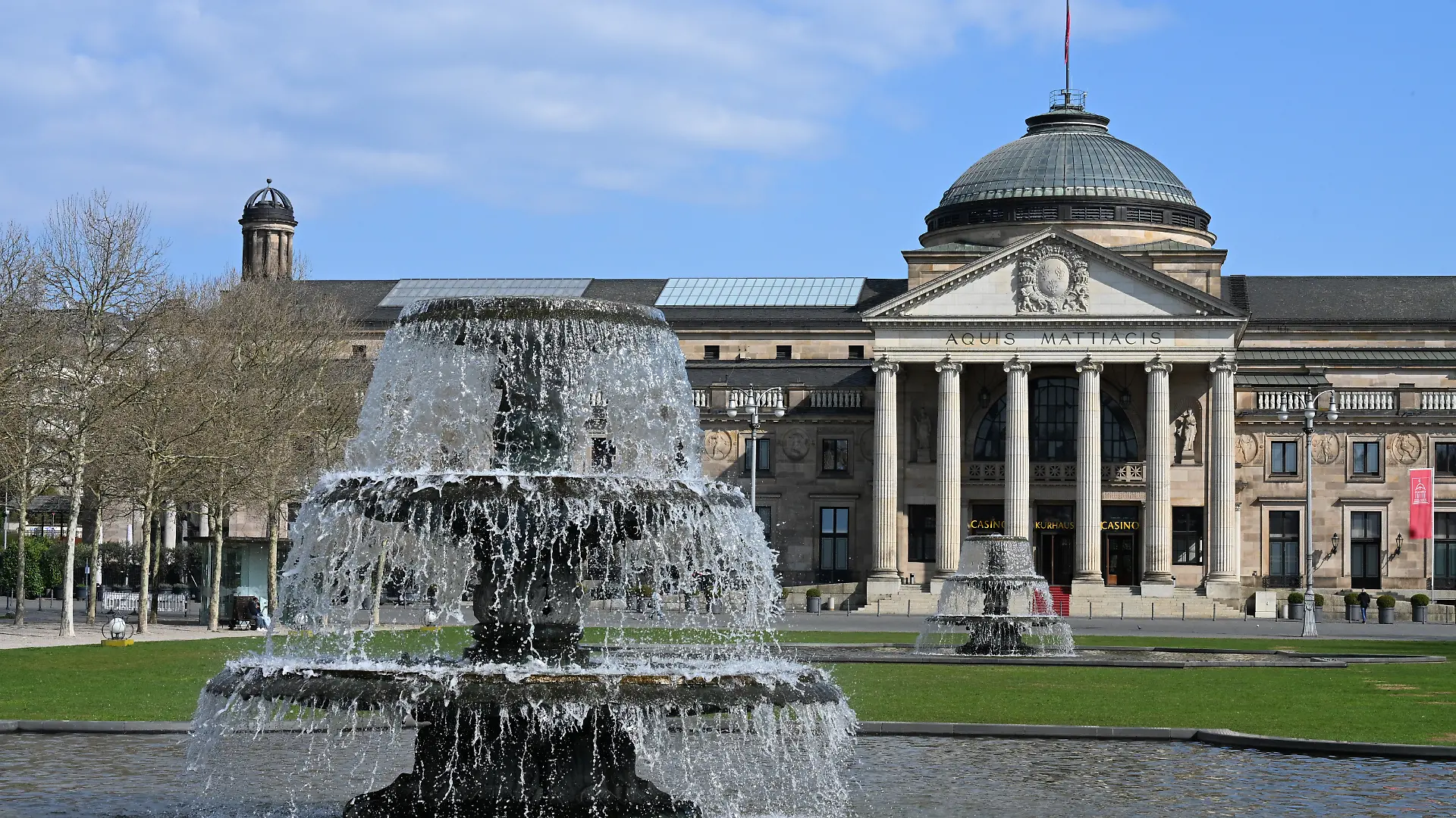 Vor dem Kurhaus in der hessischen Landeshauptstadt steht ein Brunnen. In dem Haus gibt es unter anderem eine Spielbank und Gastronomie.