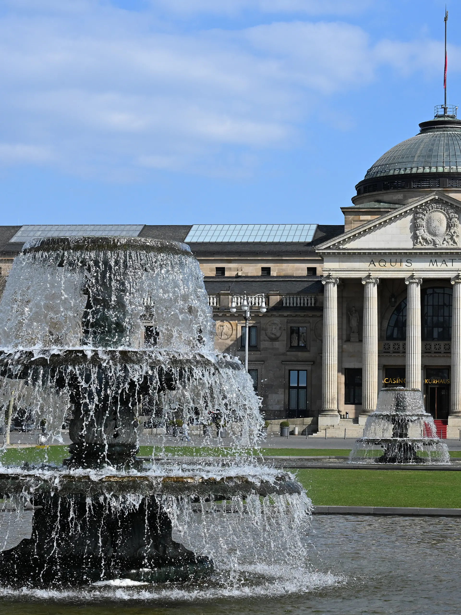 Vor dem Kurhaus in der hessischen Landeshauptstadt steht ein Brunnen. In dem Haus gibt es unter anderem eine Spielbank und Gastronomie.