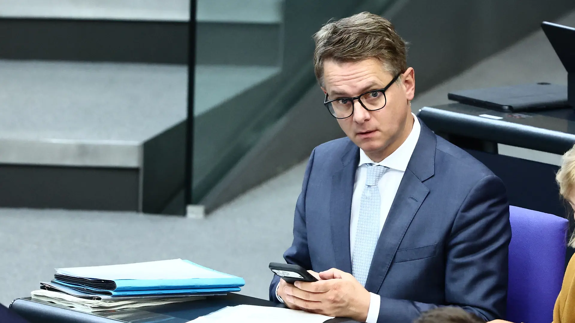 Carsten Linnemann (CDU), Bundesminister für Gesundheit, sitzt im Bundestag. Auf der Tagesordnung stehen unter anderem eine erneute Abstimmung über das Bundespolizeigesetz sowie eine Debatte und Abstimmung über den von der Bundesregierung angekündigten Tankrabatt.