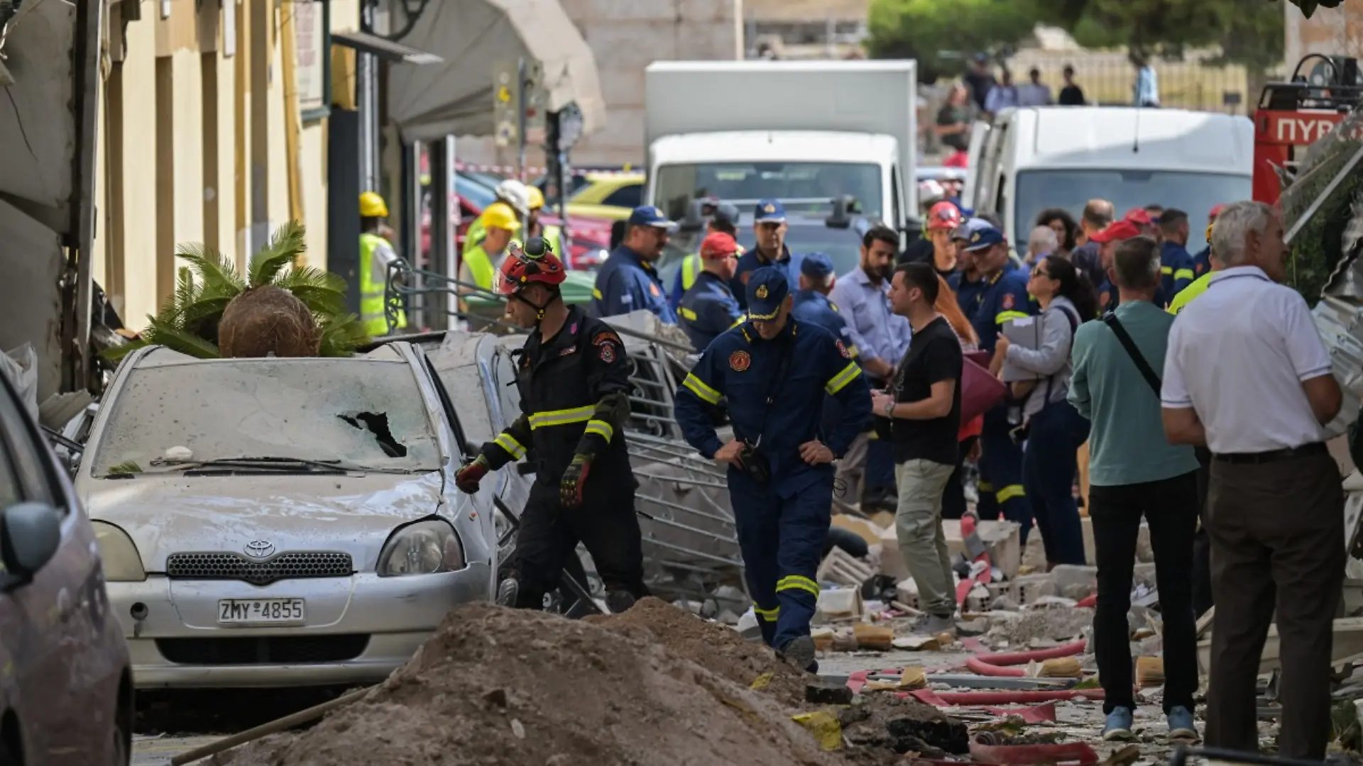 Emergency personnel operate at the site of an old building that partially collapsed following an explosion in the Plaka area of central Athens on September 25, 2026. (Photo by Aris MESSINIS / AFP)