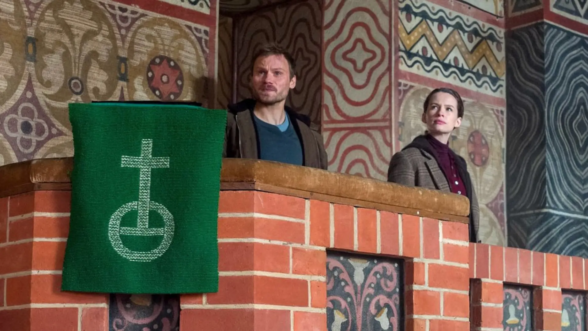 "Die Toten am Meer: Tod eines Pastors": Michael Brandt (Anton Spieker, l.) und Ria Larsen (Marlene Tanczik) in der Kirche des Ermordeten.