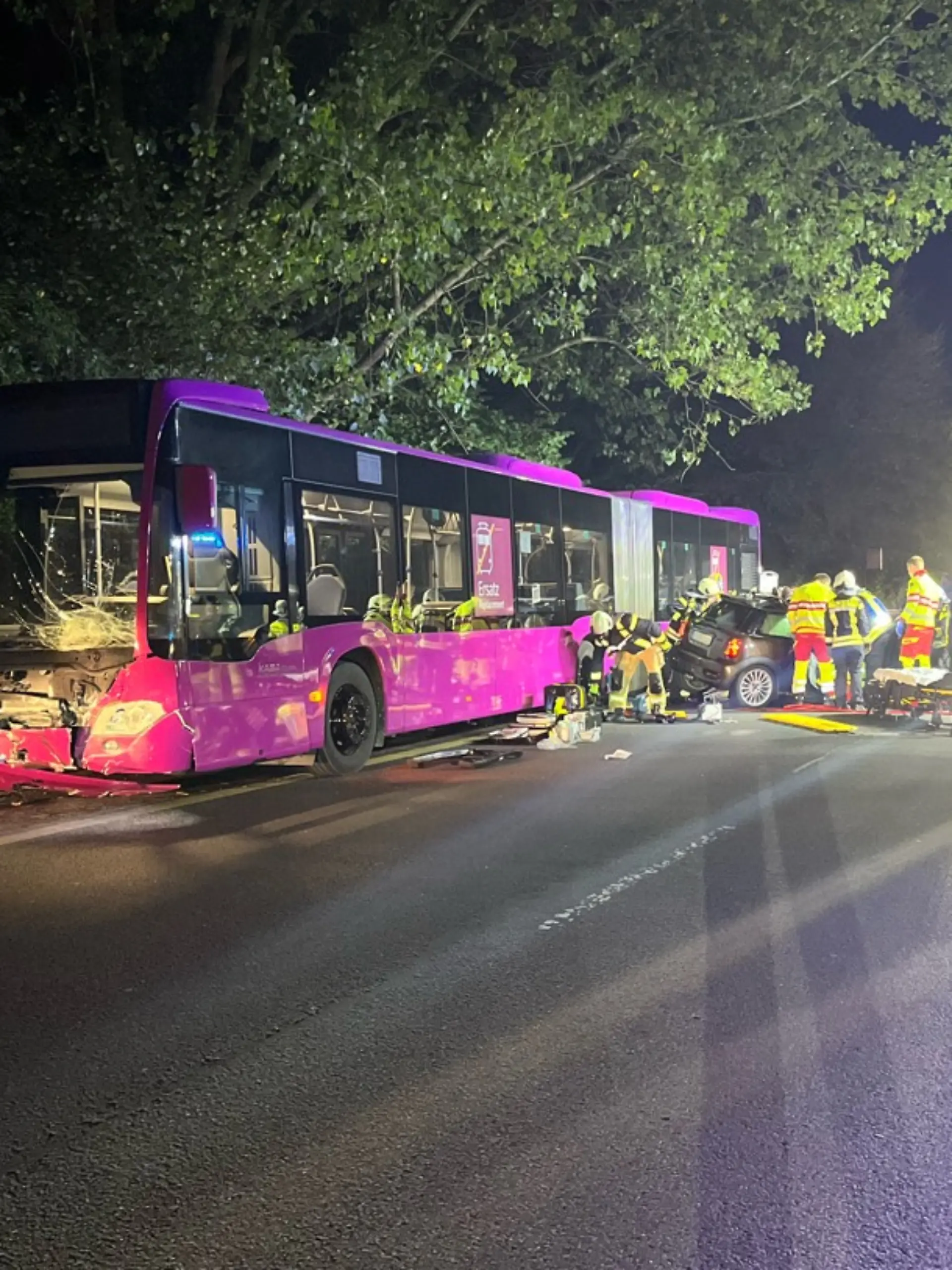 Bild zu: "Mini kracht frontal in Bus – vier Teenager schwer verletzt!"