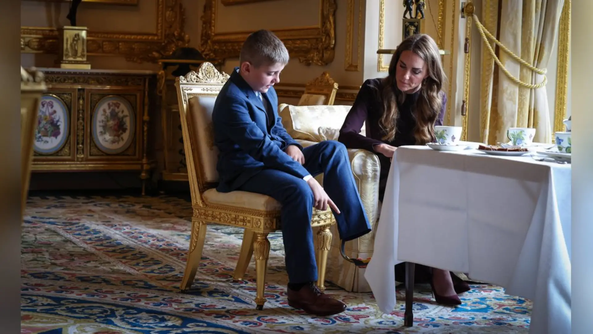 Der neunjährige Junge Albie-Junior (l.) kam ohne Wadenbein zur Welt. Dennoch stellte er sich so wie Prinzessin Kate der Three-Peaks-Challenge.