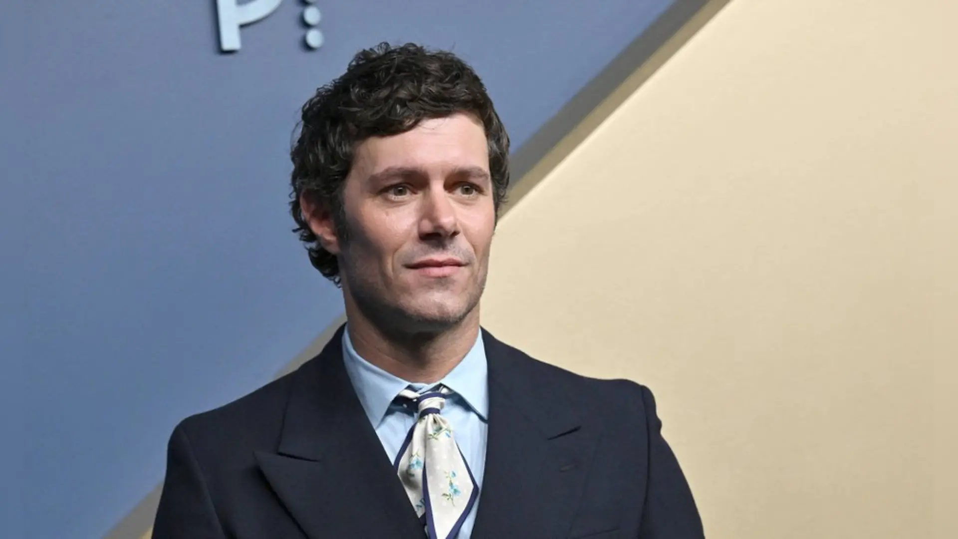 Adam Brody ist ab 22. Oktober in der dritten Staffel der Netflix-Serie "Nobody Wants This" zu sehen.