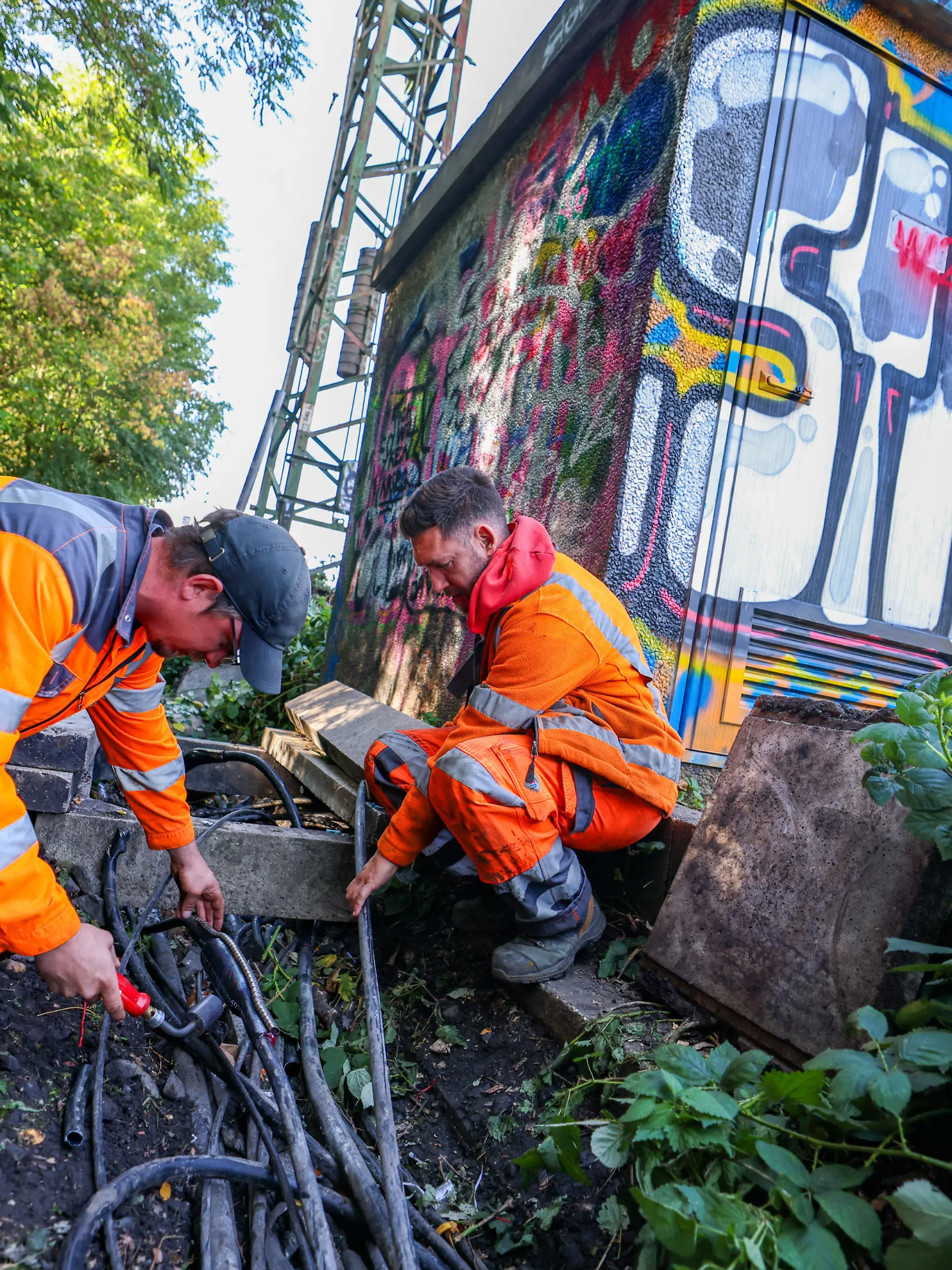 26.09.2026, Nordrhein-Westfalen, Gelsenkirchen: Mitarbeiter der Deutschen Bahn reparieren in Gelsenkirchen die beschädigten Kabel neben einer Bahnstrecke. Die Polizei ermittelt wegen mutmaßlichen Kabeldiebstahls entlang einer Bahnstrecke im Stadtteil Gelsenkirchen-Ückendorf, sagte ein Sprecher der Polizei. In der Folge seien Signale und Steuerungsanlagen ausgefallen. Der gesamte Großraum Gelsenkirchen sei aktuell nicht befahrbar, heißt es auf dem Infoportal Zuginfo.nrw. Foto: Christoph Reichwein/dpa +++ dpa-Bildfunk +++