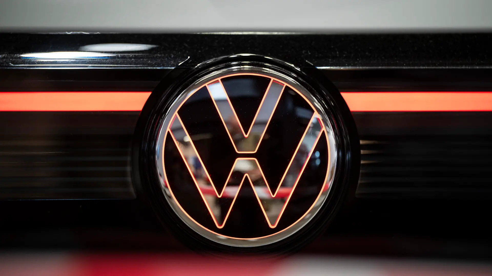 Blick auf ein beleuchtetes VW-Logo am Heck eines Fahrzeugs. (zu dpa: «Rückruf bei VW und Audi: Das müssen Besitzer jetzt wissen») +++ dpa-Bildfunk +++