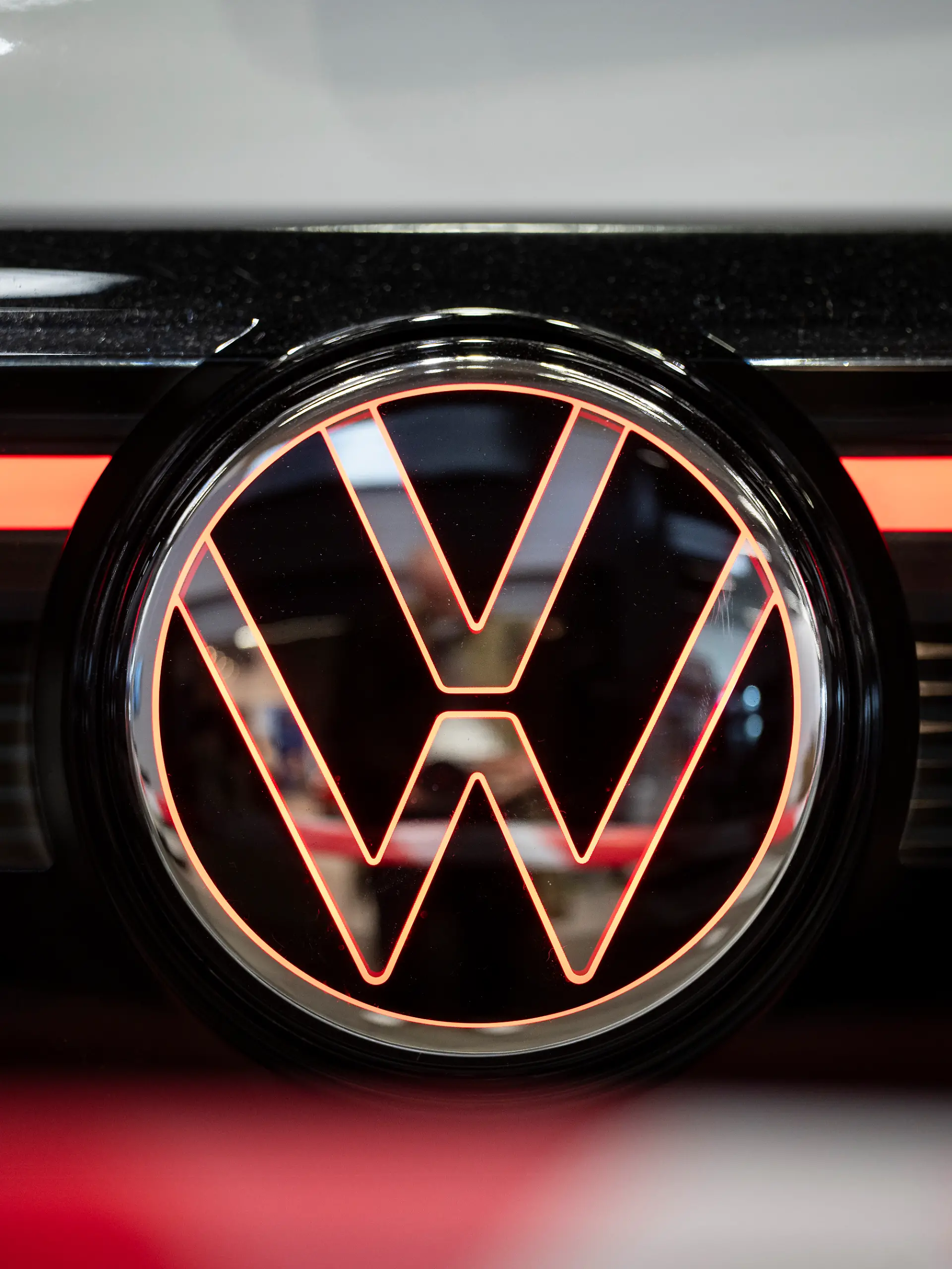 Blick auf ein beleuchtetes VW-Logo am Heck eines Fahrzeugs. (zu dpa: «Rückruf bei VW und Audi: Das müssen Besitzer jetzt wissen») +++ dpa-Bildfunk +++