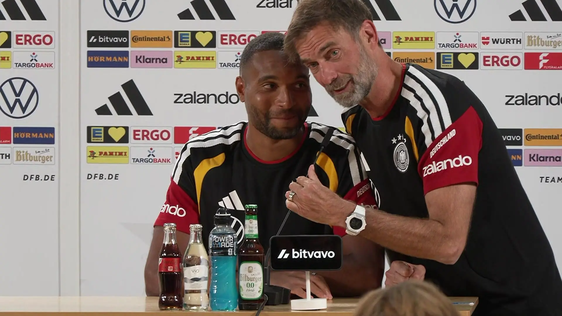 Plötzlich crasht Jürgen Klopp die Pressekonferenz! Bundestrainer sorgt für Lacher Bei Frage an Jonathan Tah