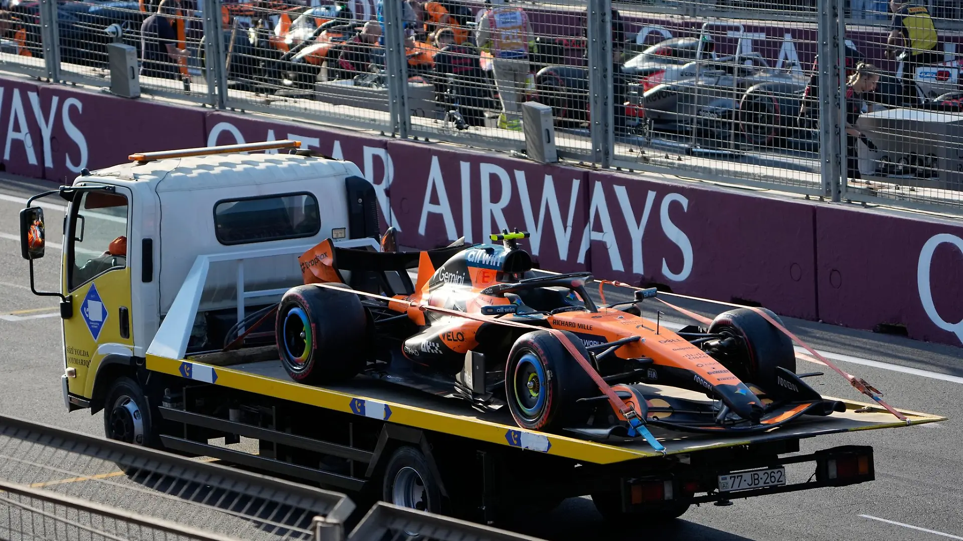 Lando Norris scheidet in Baku unverschuldet aus.