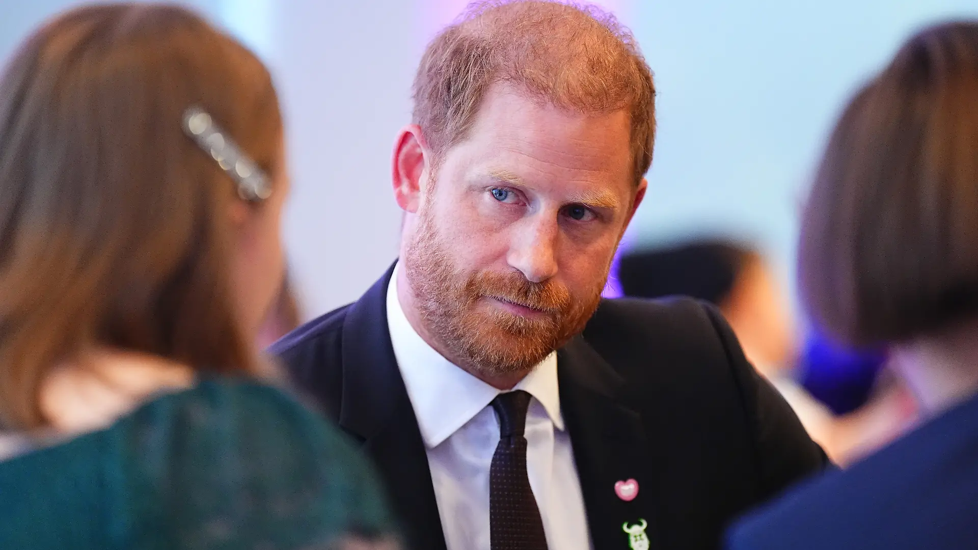 Prinz Harry, Herzog von Sussex, trifft eine Gewinnerin im Rahmen der WellChild Awards 2026, bei denen die Leistungen und die Widerstandsfähigkeit schwer kranker Jugendlicher und ihrer Familien gewürdigt werden, im Royal Lancaster Hotel. +++ dpa-Bildfunk +++