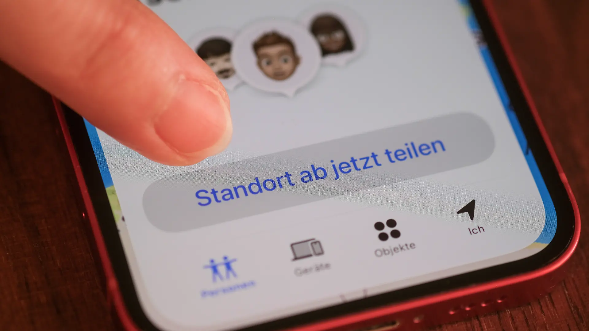 Illustration - Auf einem Smartphone ist „Standort ab jetzt teilen“ angezeigt.