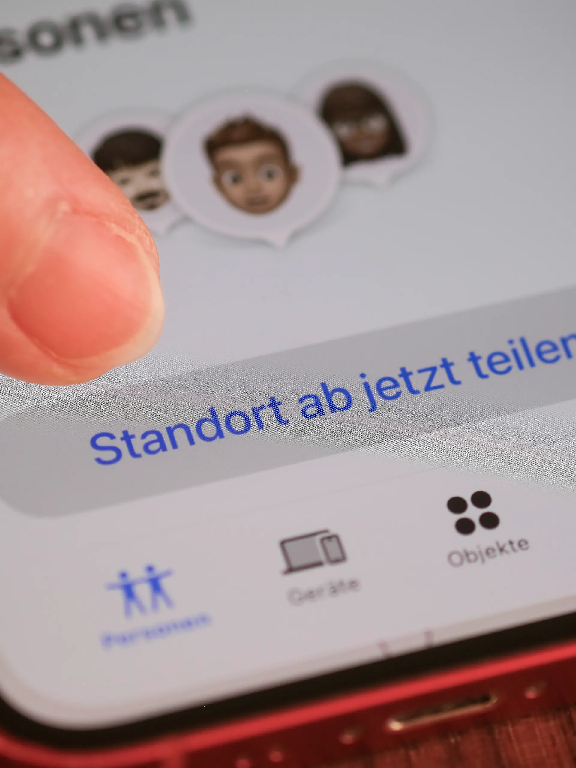 Illustration - Auf einem Smartphone ist „Standort ab jetzt teilen“ angezeigt.