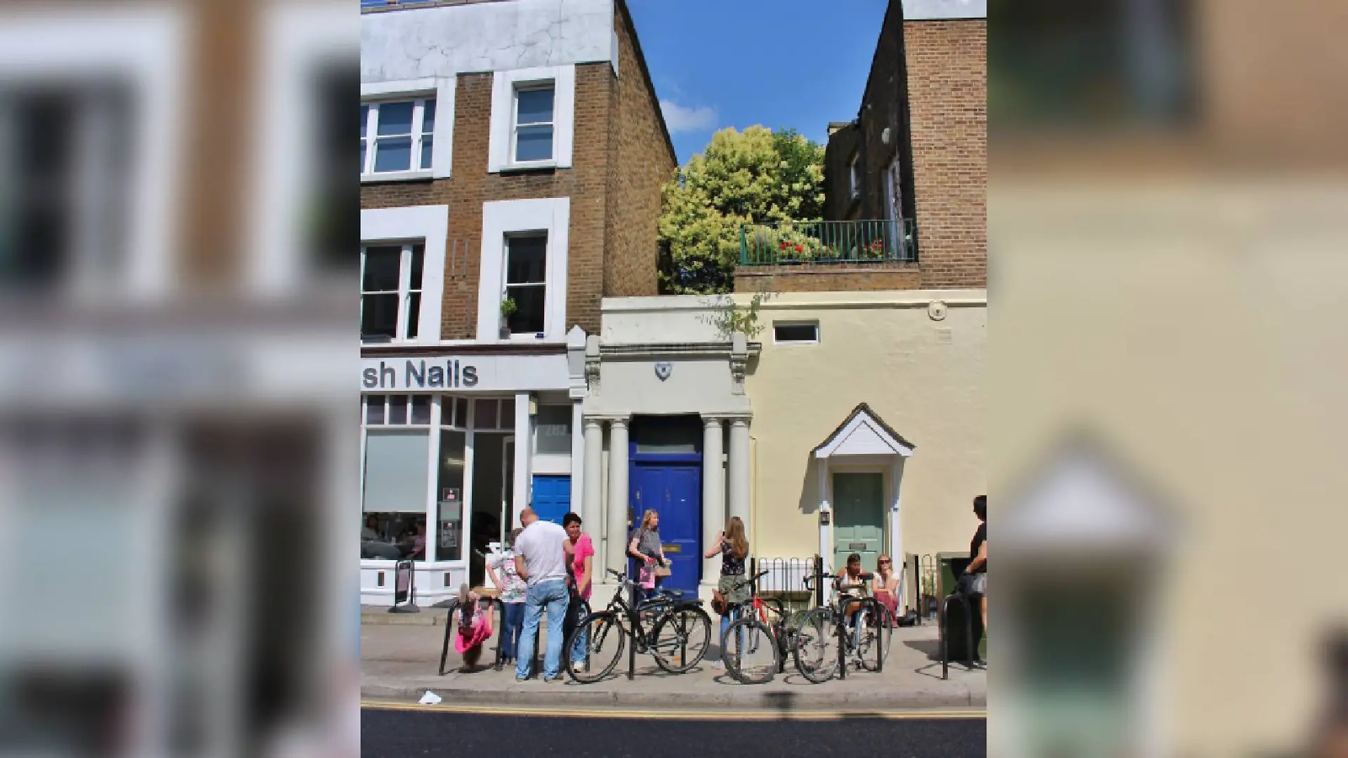 Das Haus mit der blauen Tür ist seit Jahren ein Touristenmagnet.