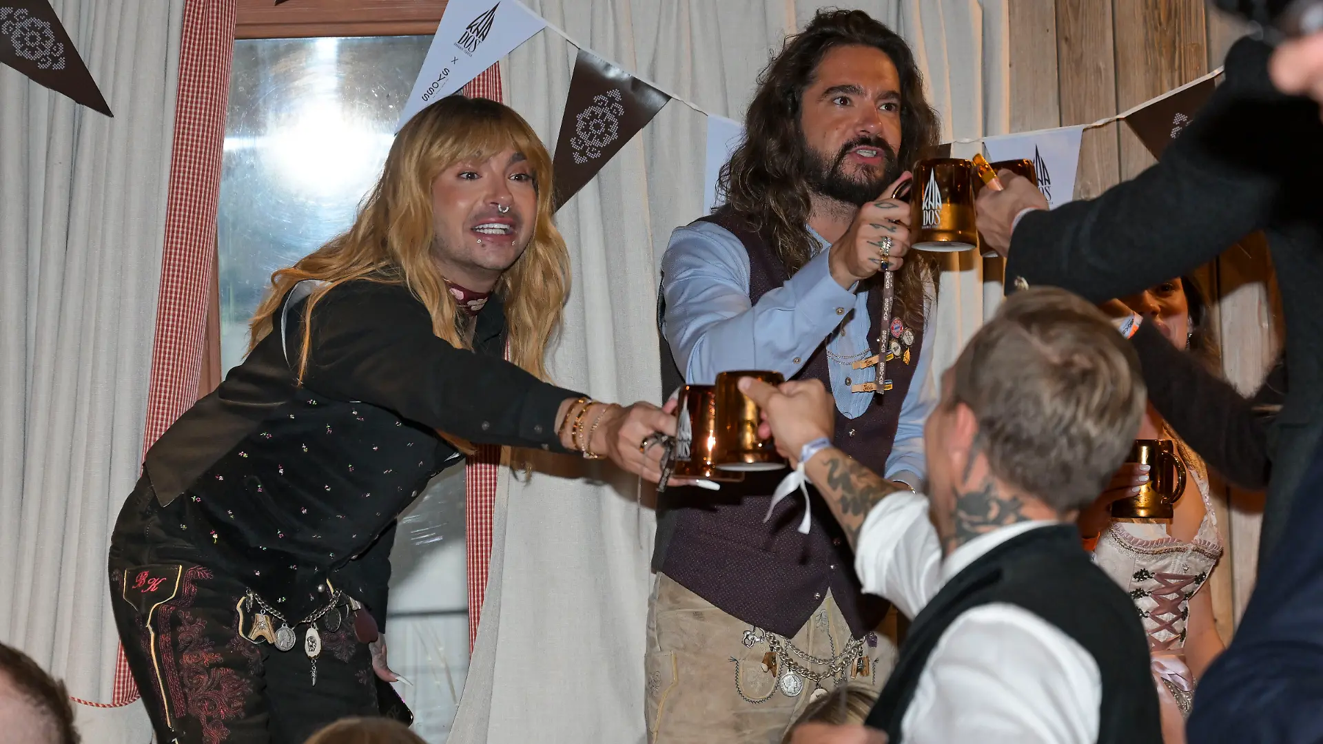 Bill und Tom Kaulitz haben mit KAA DOS auf die Wiesn eingeladen.