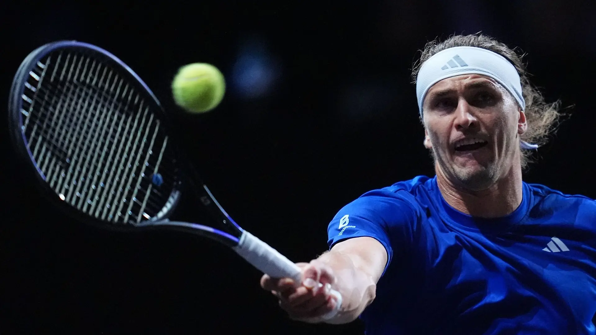 Alexander Zverev schlägt aktuell beim Laver Cup auf.
