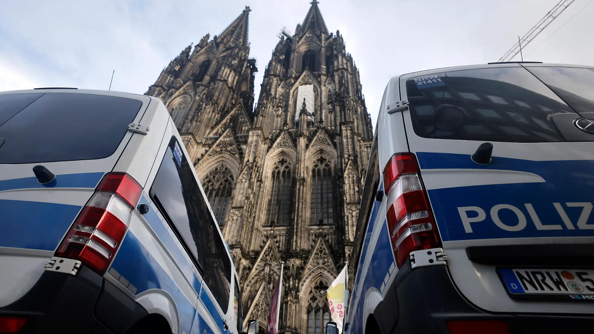 Polizeifahrzeuge rund um den Kölner Dom. Terroralarm zum Jahreswechsel: Nachdem Silvester rund um den Kölner Dom 1000 Polizisten auch mit Maschinenpistolen im Einsatz waren, werden die Sicherheitsregeln weiter aufrecht erhalten. Es gelten verstärkte Sicherheitsmaßnahmen nach einer Terrorwarnung vor Weihnachten. Hintergrund: Eine islamistische Terrorzelle des afghanischen ISIS-Ablegers ISPK soll über den Jahreswechsel u.a. in Köln Anschläge geplan haben. Für Touristen bleibt der Dom weiter geschlossen. Besucher von Messen oder lange im Vorfeld gebuchten Führungen müssen ein Screening in Zelten durchlaufen. (Themenbild, Symbolbild) Köln, 03.01.2024