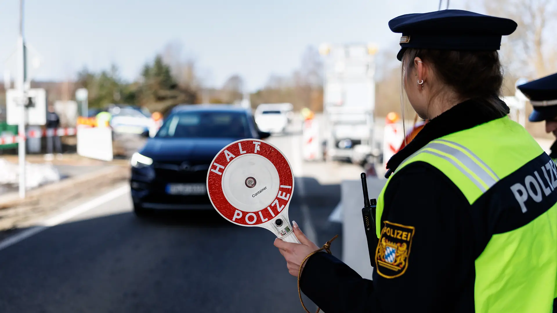 Eine Polizistin der Bayerischen Grenzpolizei beobachtet am 27.02.2026 am Grenzübergang an der Staatsgrenze von Tschechien (Tschechische Republik) und der Bundesrepublik Deutschland in Waidhaus (Bayern) den Verkehr. Die Bayerische Grenzpolizei ist unter anderem für die Grenzüberwachung, Grenzkontrolle und die Abwehr von Gefahren, die die Sicherheit der Grenzen beeinträchtigen, zuständig.