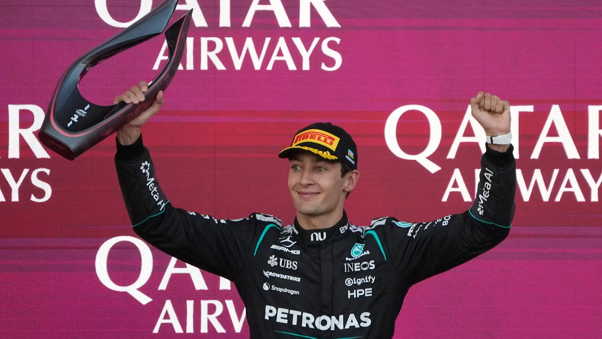 George Russell feiert in Baku einen Zittersieg.