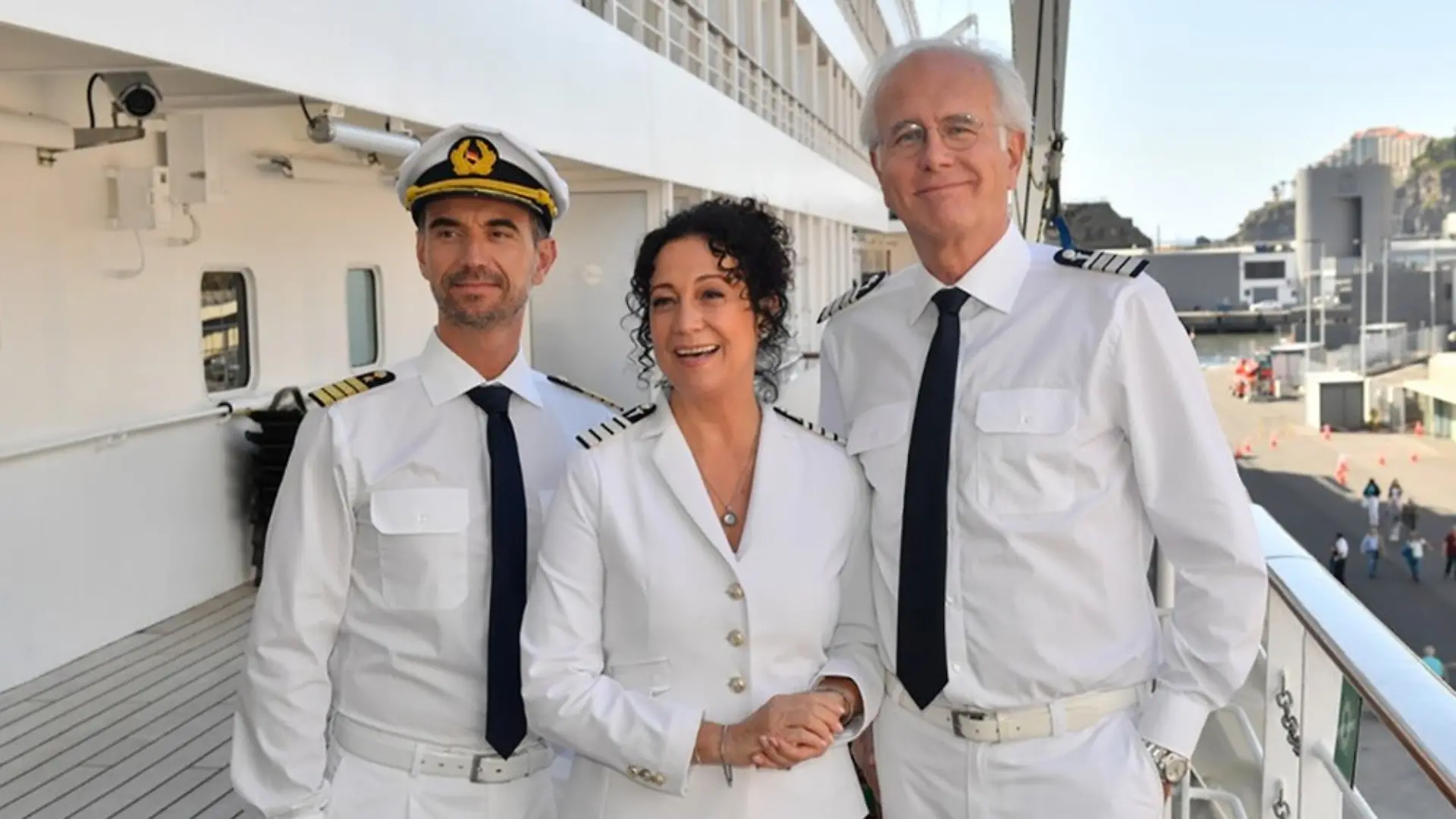 "Das Traumschiff: Walvis Bay": Auch auf der Reise nach Namibia kann sich Kapitän Max Parger (Florian Silbereisen, l.) auf Hanna Liebhold (Barbara Wussow, M.) und Oskar Schifferle (Harald Schmidt) verlassen.