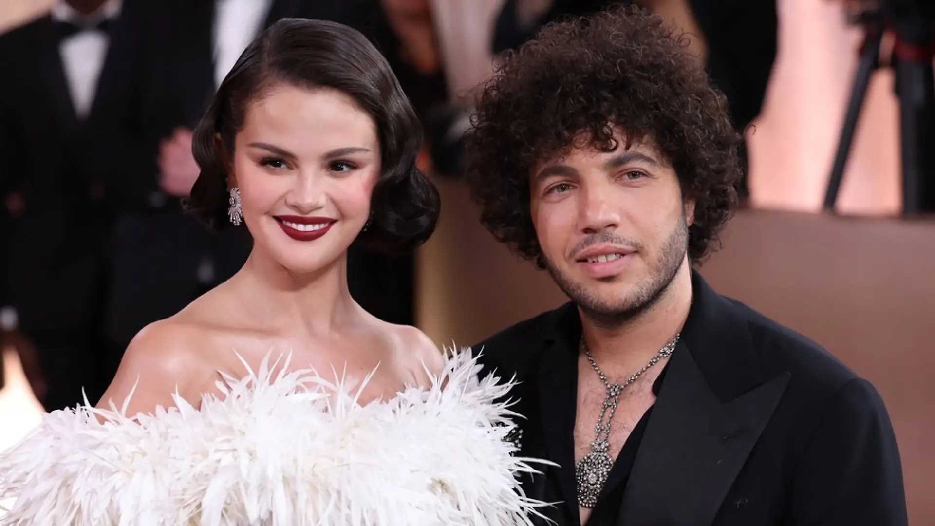 Selena Gomez und Benny Blanco machten ihre Beziehung im Dezember 2023 offiziell.