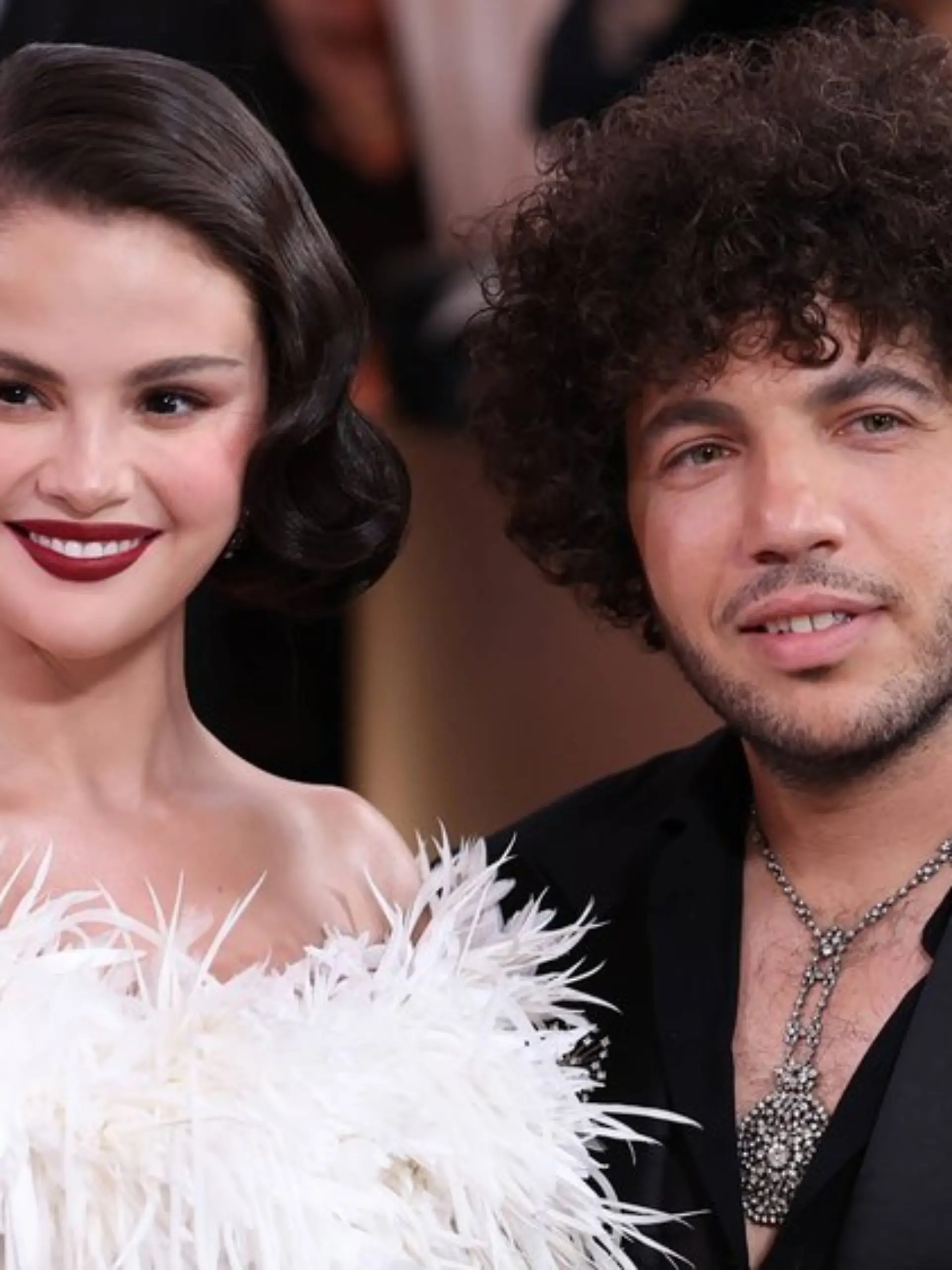 Selena Gomez und Benny Blanco machten ihre Beziehung im Dezember 2023 offiziell.