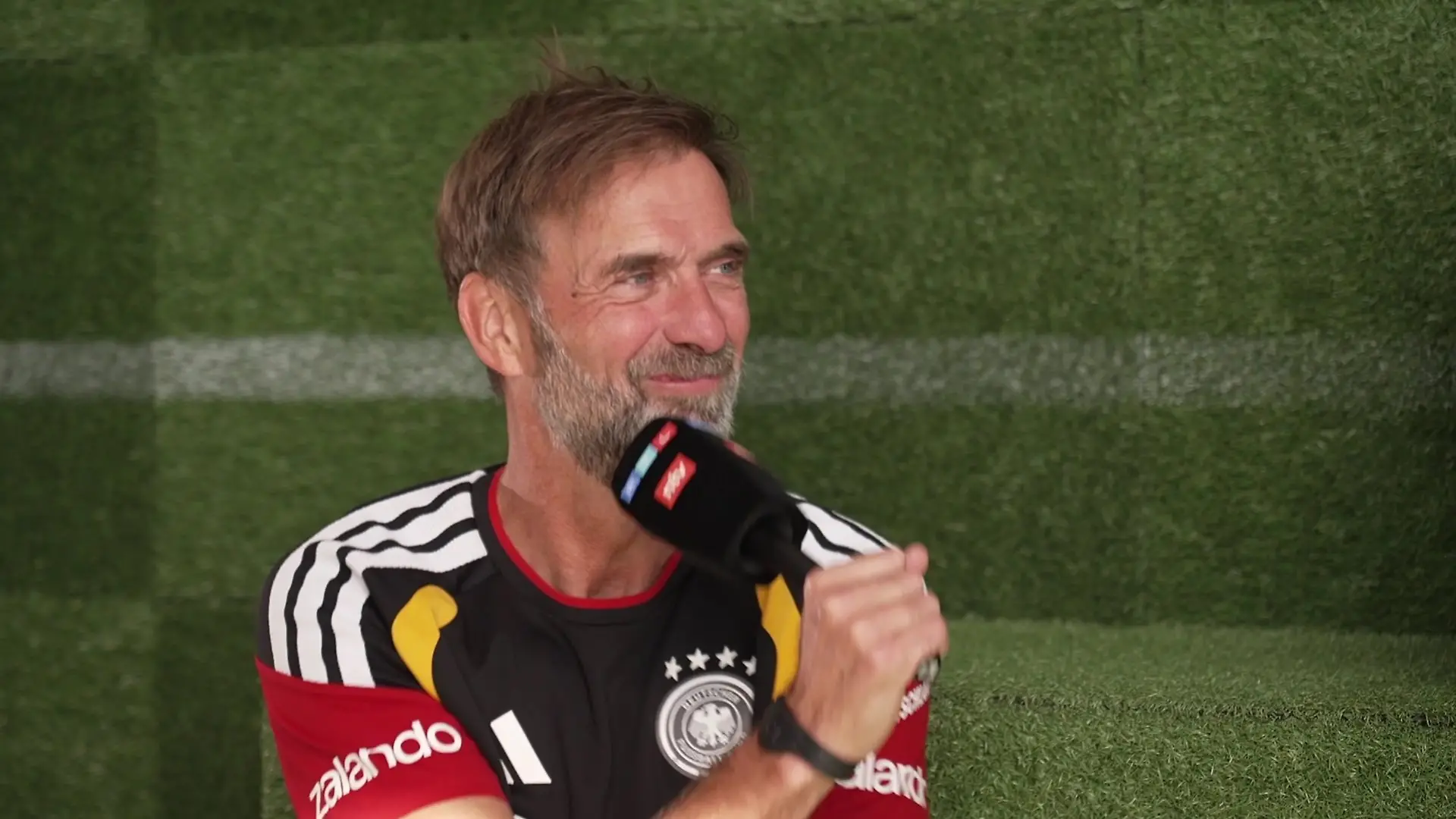 Bundestrainer Jürgen Klopp spricht im RTL/Sky-Interview über seinen größten Moment als Bundestrainer.