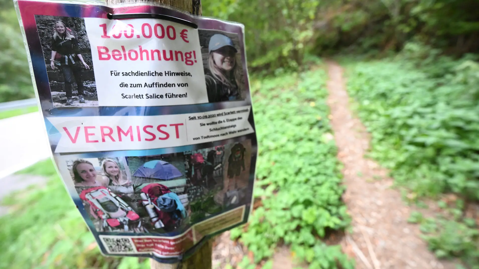An einem Wanderweg am Schluchtensteig hängt ein Plakat mit der Aufschrift "Vermisst" und dem Hinweis auf eine Belohnung. Die vermisste Wanderin Scarlett soll in dieser Gegend gewandert sein. Noch immer fehlt von Scarlett Salice jede Spur. Im Jahr 2020 verschwand die junge Frau aus dem ostwestfälischen Bad Lippspringe beim Wandern im Südschwarzwald. (zu dpa: «Scarlett und weitere bekannte Vermisstenfälle im Südwesten») +++ dpa-Bildfunk +++