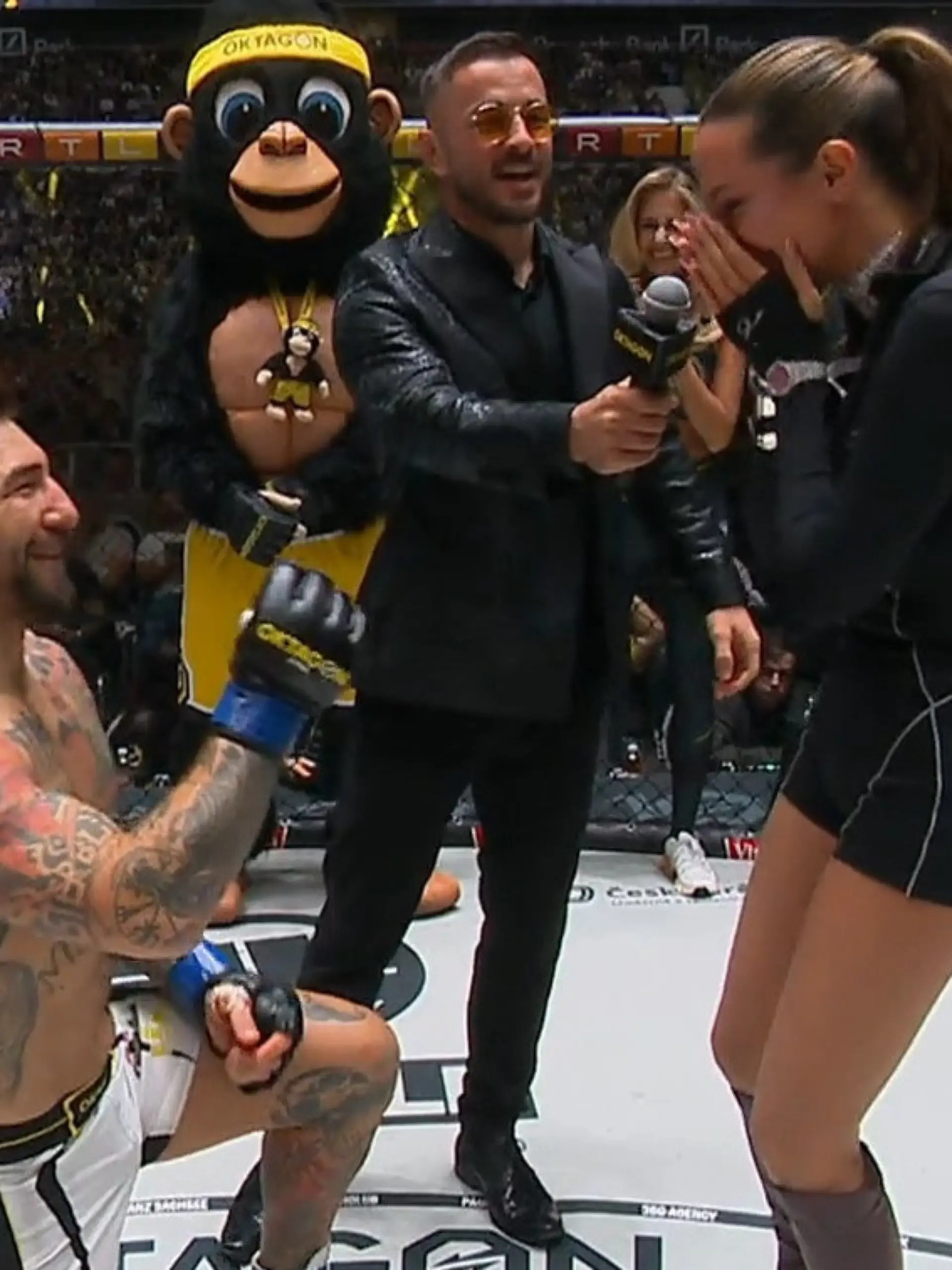Bild zu: "Antrag im Oktagon-Ring! MMA-Star fällt nach seinem Kampf vor Freundin auf die Knie"