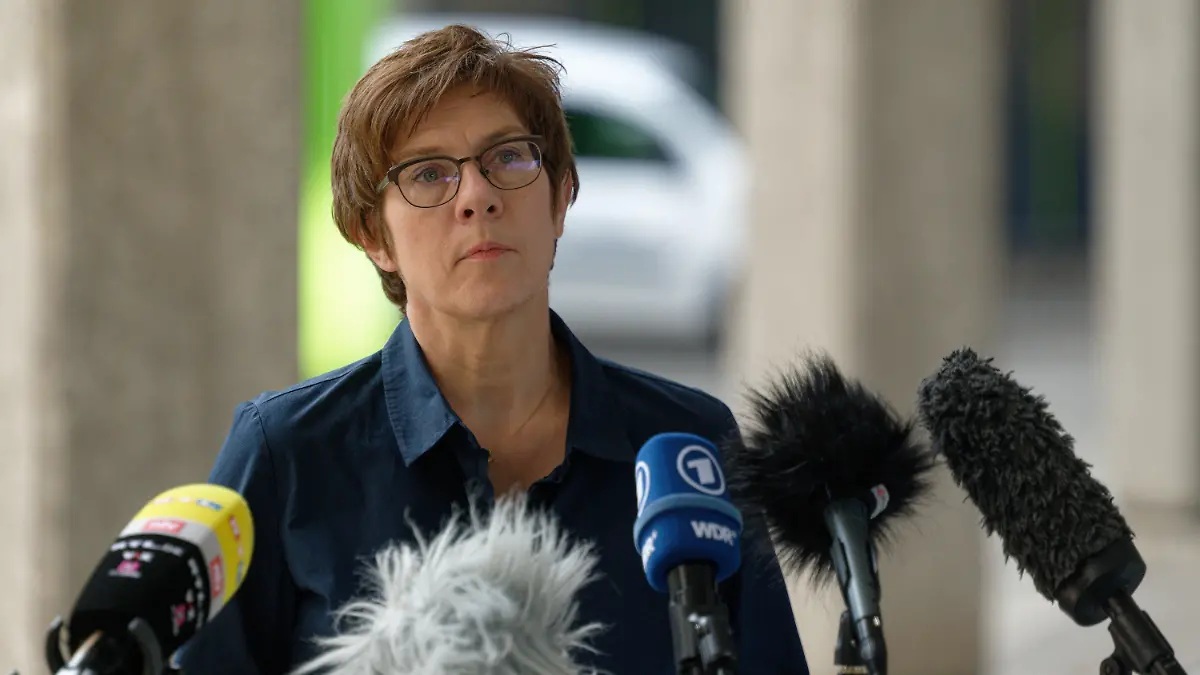 25.06.2021, Nordrhein-Westfalen, Bonn: Annegret Kramp-Karrenbauer, Bundesministerin der Verteidigung (CDU) kommt zu einer Pressekonferenz. Ein Selbstmordattentäter hat im westafrikanischen Mali eine Patrouille deutscher UN-Soldaten angegriffen und dabei 13 Menschen verletzt. Foto: Henning Kaiser/dpa +++ dpa-Bildfunk +++