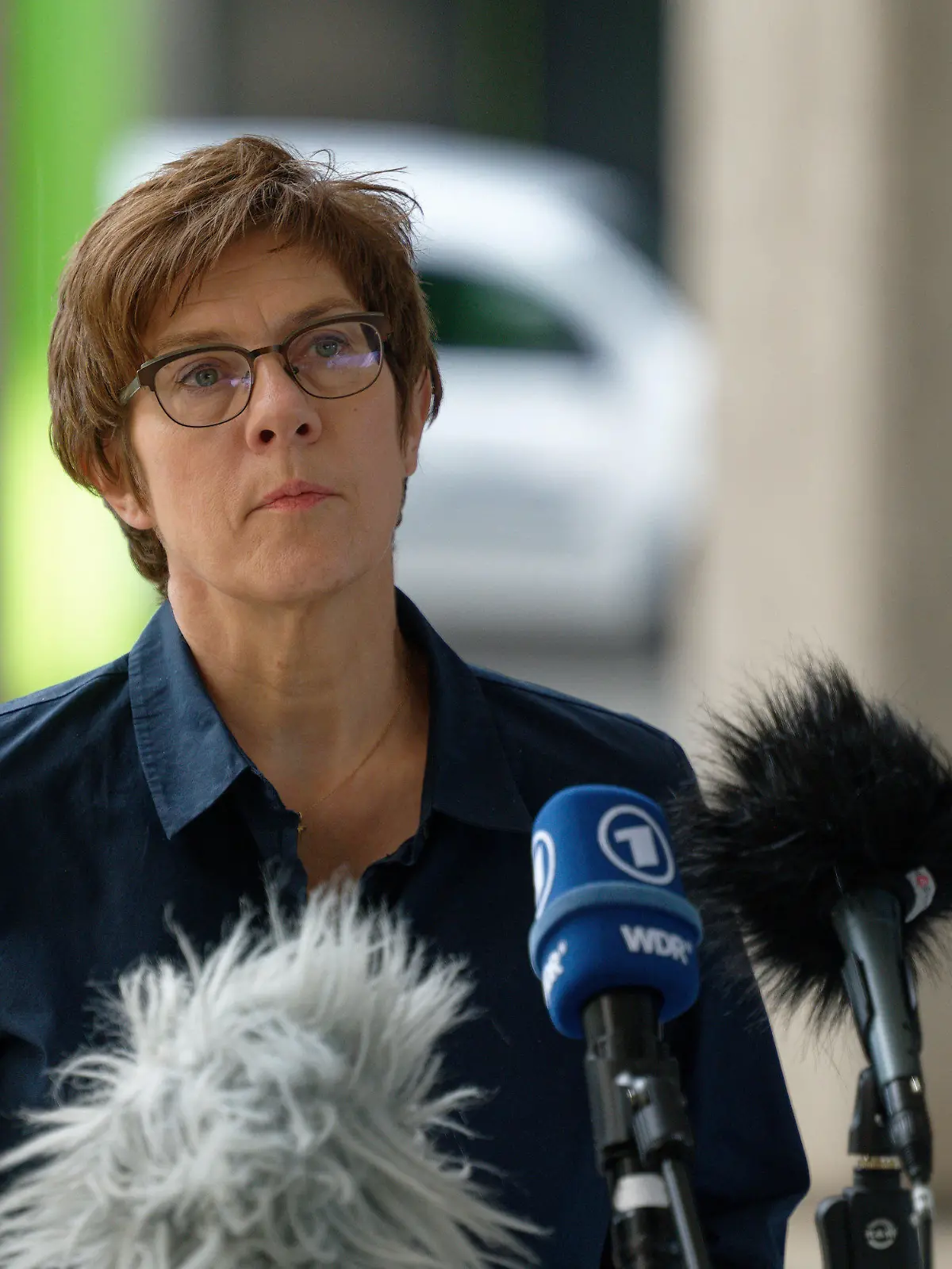 25.06.2021, Nordrhein-Westfalen, Bonn: Annegret Kramp-Karrenbauer, Bundesministerin der Verteidigung (CDU) kommt zu einer Pressekonferenz. Ein Selbstmordattentäter hat im westafrikanischen Mali eine Patrouille deutscher UN-Soldaten angegriffen und dabei 13 Menschen verletzt. Foto: Henning Kaiser/dpa +++ dpa-Bildfunk +++