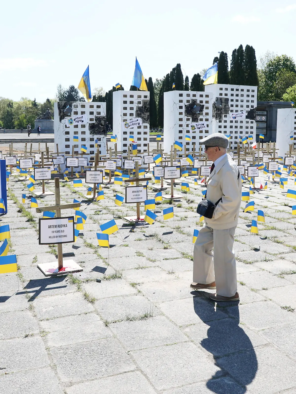 Russian diplomats attempt to commemorate Victory Day in Warsaw Photo: Wojciech Olkusnik/East News Russian ambassador to Poland Sergey Andreev attempted to lay flowers at the Soviet Military Cemetery to commemorate Russian Victory Day on May 9, 2023 in Warsaw, Poland. Ambassador was blocked by a group of protesters who prevented him from gaining access to the monument at the Cemetery. More than a hundred people demonstrated against Russian invasion of Ukraine.Before the arrival of Mr. Andreev the area was adorned with multiple Ukrainian flags and symbolic models of blocks of flats from destroyed Ukrainian cities. EN_01563756_0018 PUBLICATIONxNOTxINxPOL