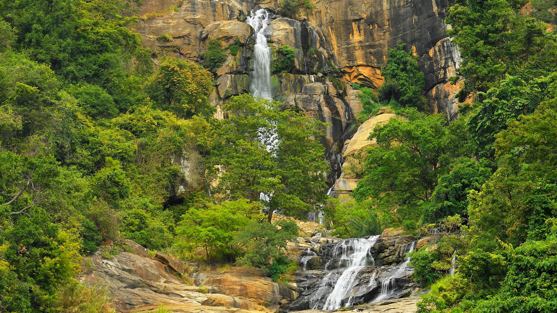 Die Ravana Falls sind ein beliebtes Ausflugsziel für Touristen auf Sri Lanka.