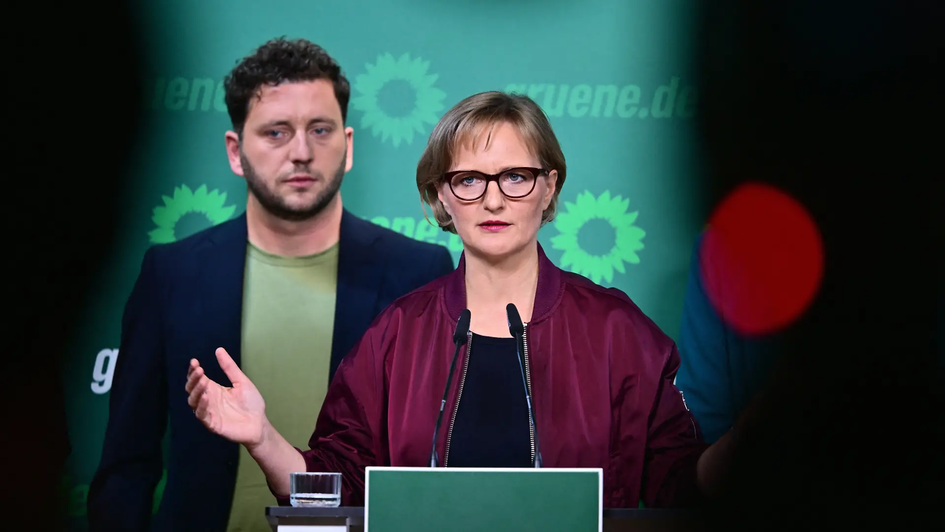 Franziska Brantner, Bundesvorsitzende von Bündnis 90/Die Grünen, spricht neben Felix Banaszak, Bundesvorsitzender von Bündnis 90/Die Grünen, während einer Pressekonferenz. (zu dpa: «Banaszak und Brantner kandidieren wieder für Grünen-Spitze») +++ dpa-Bildfunk +++