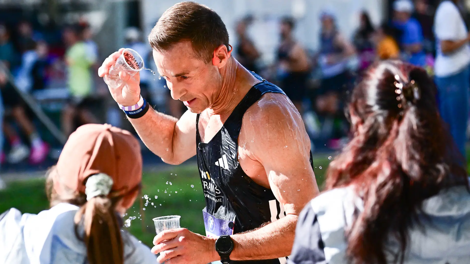 27.09.2026, Berlin: Leichtathletik: Marathon. Moderator Kai Pflaume schüttet sich Wasser über den Kopf. Foto: Sebastian Christoph Gollnow/dpa +++ dpa-Bildfunk +++