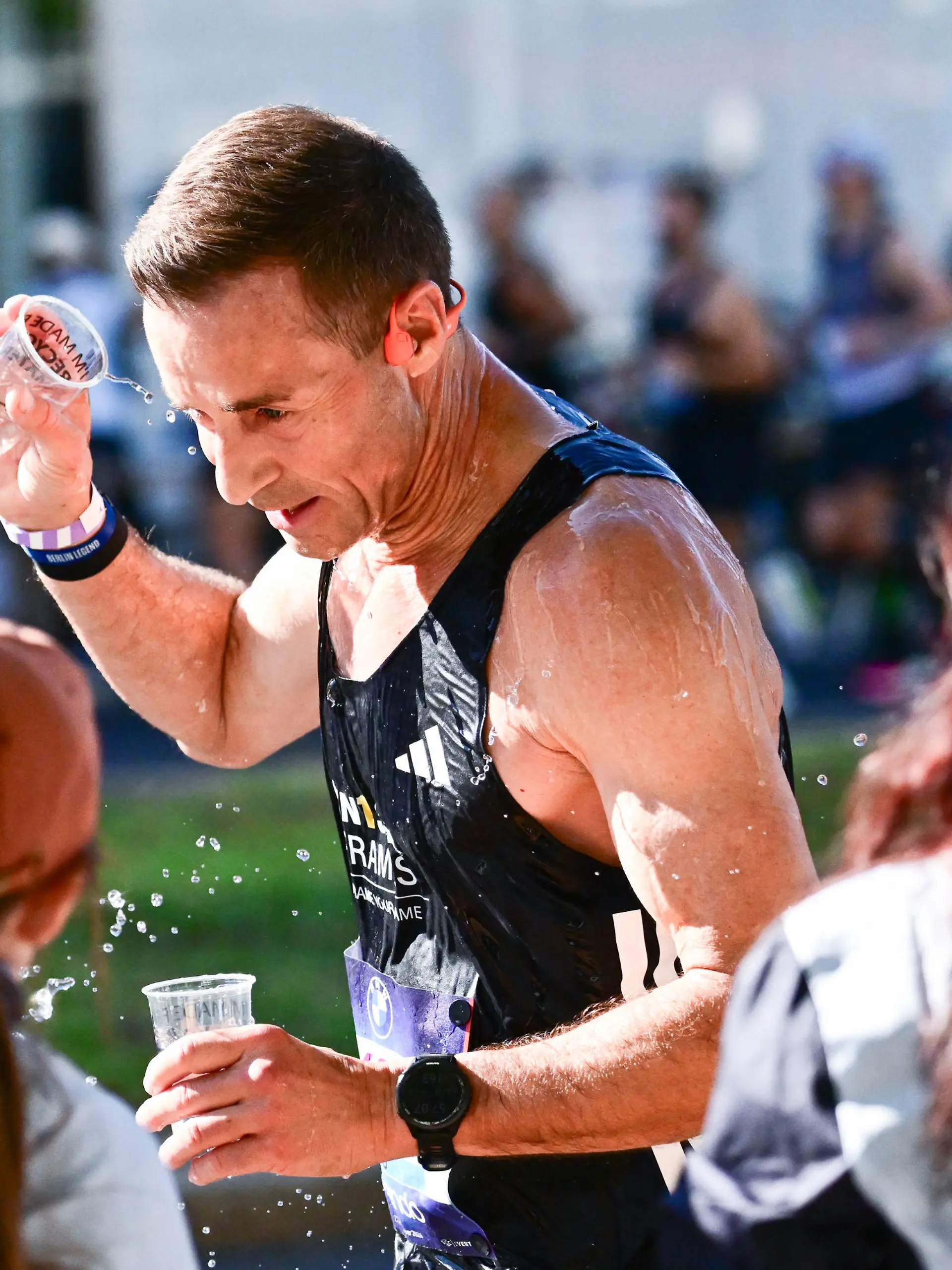 27.09.2026, Berlin: Leichtathletik: Marathon. Moderator Kai Pflaume schüttet sich Wasser über den Kopf. Foto: Sebastian Christoph Gollnow/dpa +++ dpa-Bildfunk +++