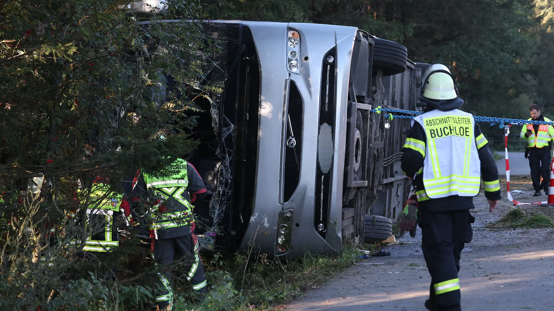 Polizei, Rettungsdienste und Feuerwehr stehen an der Unfallstelle bei Buchloe-Ost, wo ein Reisebus auf der A96 umgekippt ist. Zwei Menschen seien dabei ums Leben gekommen, mehrere Menschen verletzt worden, sagte ein Polizeisprecher der Deutschen Presse-Agentur.