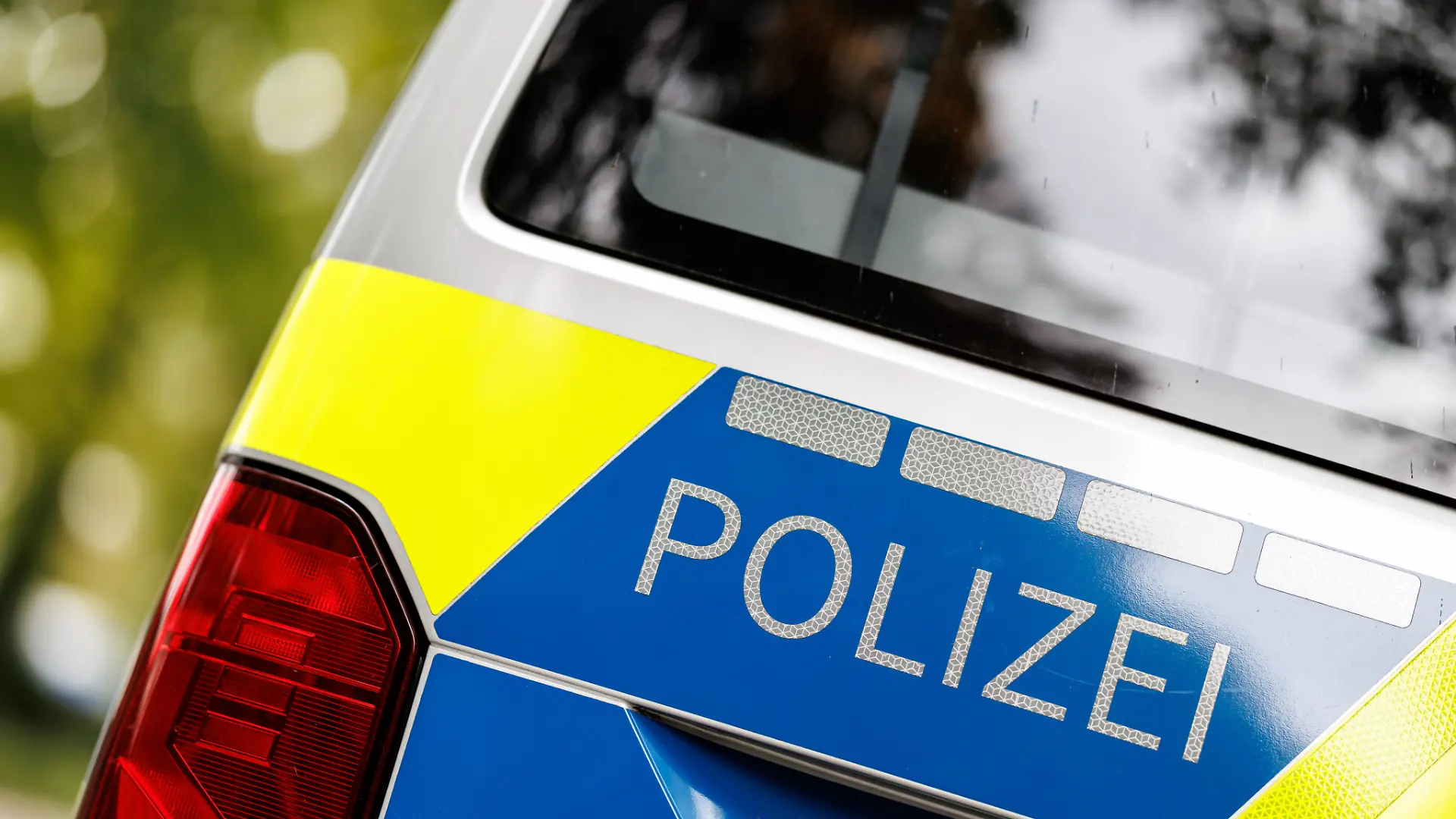 Der Schriftzug Polizei ist an einem Einsatzfahrzeug der Polizei in München (Bayern, Deutschland) zu sehen.