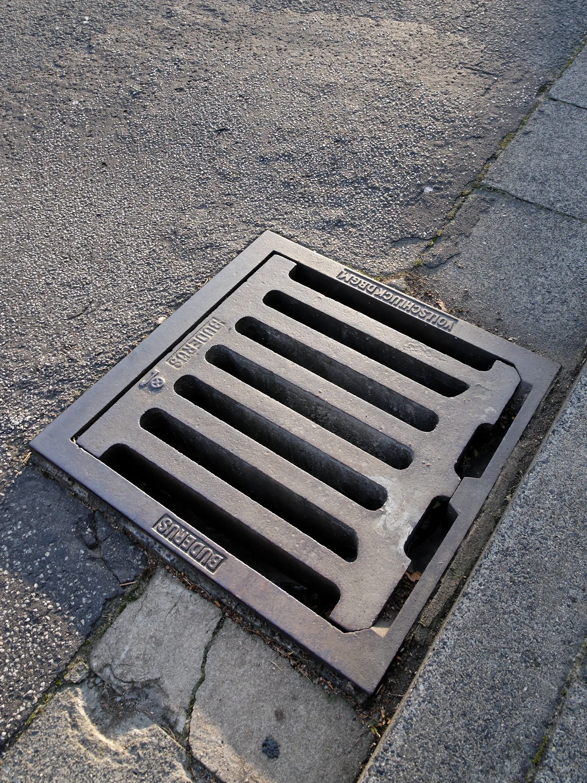 In so einem Gullydeckel hatte sich das Mädchen verfangen. (Symbolbild)
