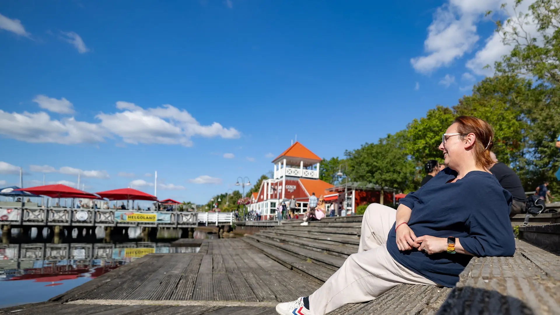 PRODUKTION - 24.08.2026, Schleswig-Holstein, Flensburg: Jolyn Muijsers sitzt in Flensburg auf Stufen. Die Mutter sieht sich, wie viele Eltern mit hohem Körpergewicht, häufig mit Vorurteilen, Zuschreibungen und gesellschaftlichen Erwartungen konfrontiert. (zu dpa "Hohes Gewicht, großer Druck: Was übergewichtige Eltern nervt") Foto: Ulrich Perrey/dpa - ACHTUNG: Nur zur redaktionellen Verwendung im Zusammenhang mit dem genannten Text und nur bei vollständiger Nennung des vorstehenden Credits +++ dpa-Bildfunk +++