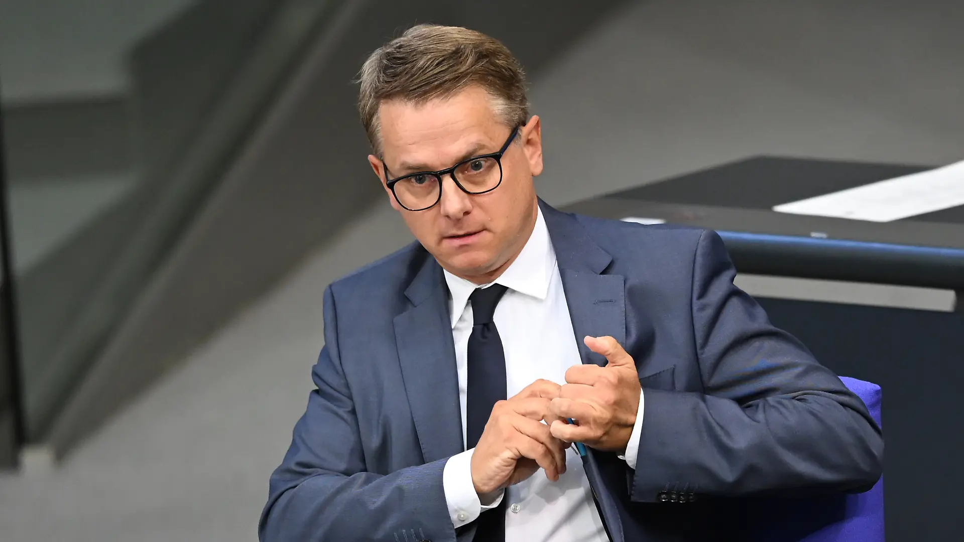 Carsten Linnemann (CDU), Bundesgesundheitsminister, sitzt im Bundestag auf der Regierungsbank bei den Beratungen zum Bundeshaushalt 2027. (zu dpa: «Linnemann plant Kommission für umfassende Pflegereform») +++ dpa-Bildfunk +++