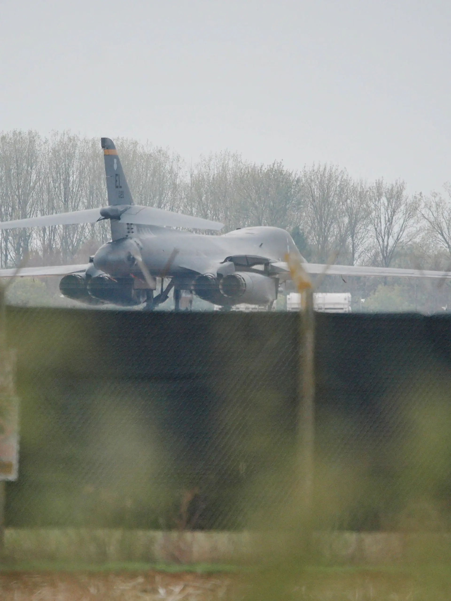 Ein Flugzeug auf dem RAF-Stützpunkt Fairford, nachdem ein schwerwiegender Vorfall gemeldet wurde. +++ dpa-Bildfunk +++