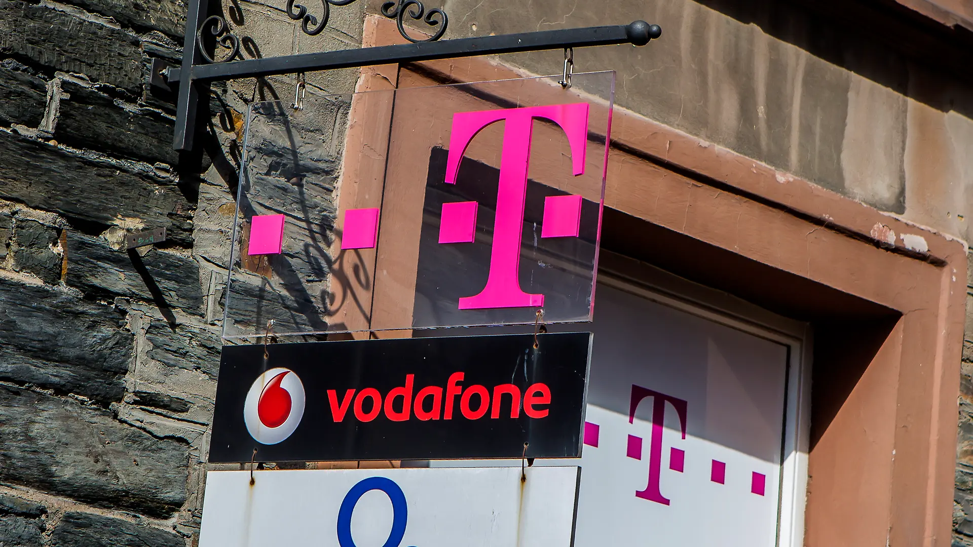 Die Logos der Telekommunikationsunternehmen Telekom Vodafone und o2 an einem Geschäft in Bernkastel-Kues ( Landkreis Bernkastel-Wittlich Rheinland-Pfalz .