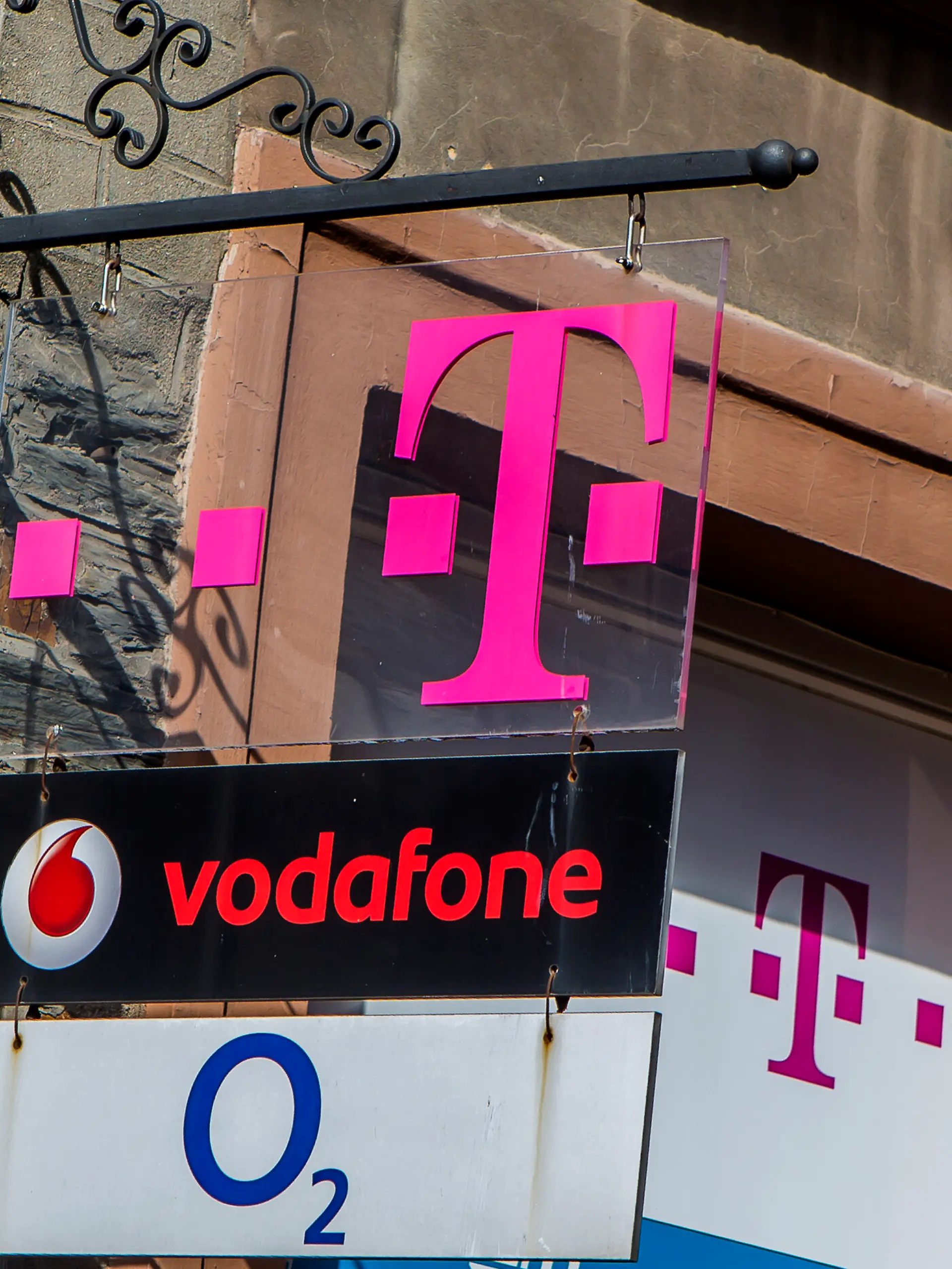 Die Logos der Telekommunikationsunternehmen Telekom Vodafone und o2 an einem Geschäft in Bernkastel-Kues ( Landkreis Bernkastel-Wittlich Rheinland-Pfalz .