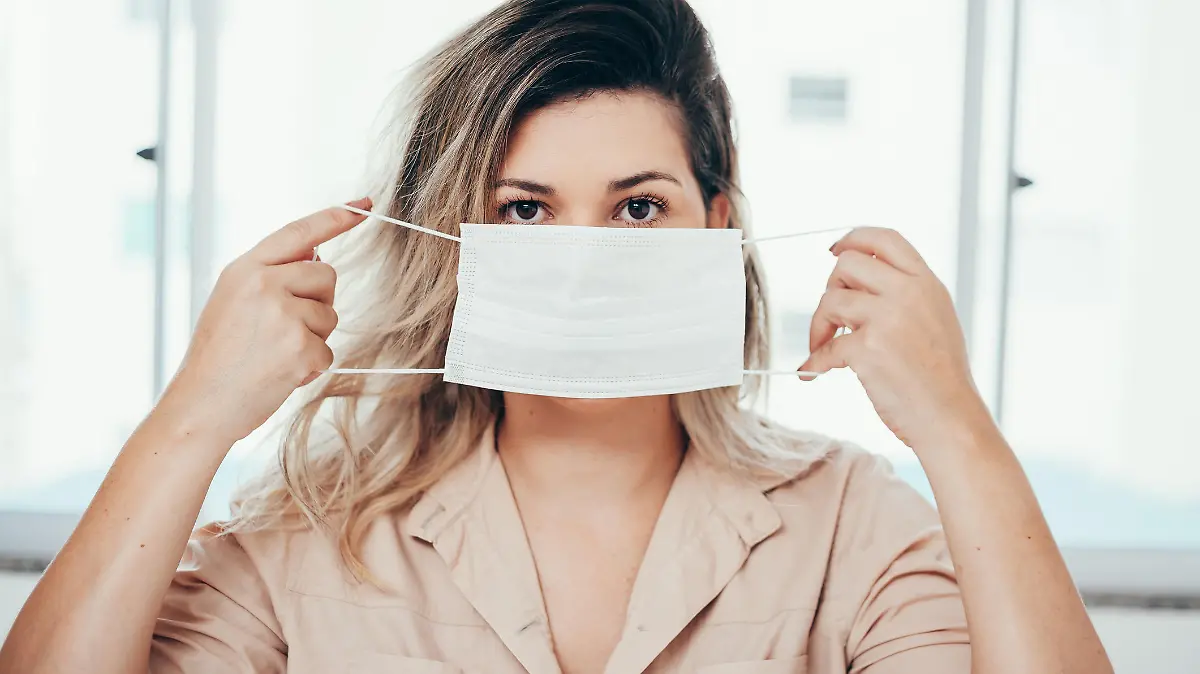 Frau mit Maske