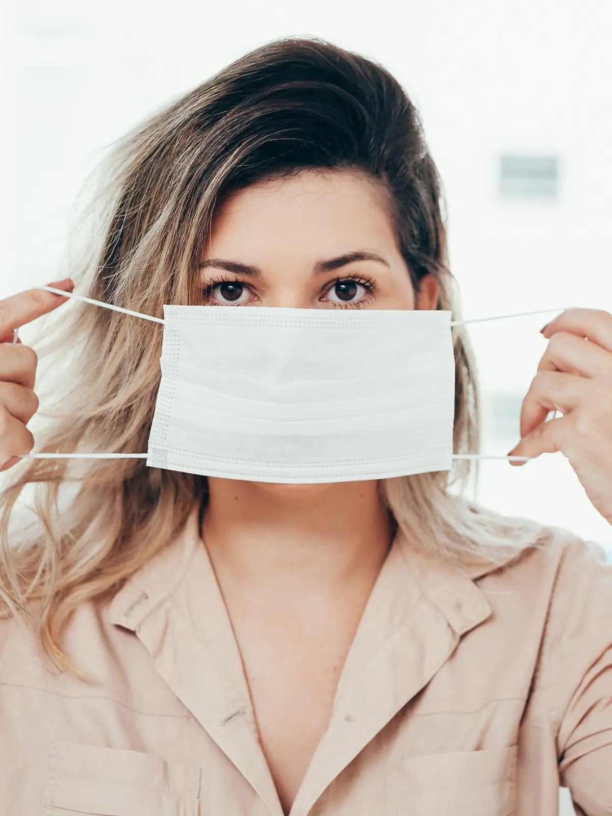 Frau mit Maske